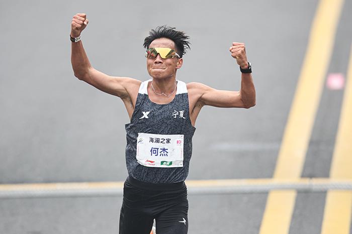 2小時06分57秒！何杰打破全國馬拉松紀錄