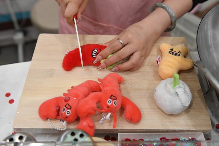 成人“過家家”來了！長沙湘菜版jellycat受捧