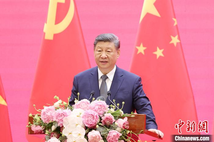 習(xí)近平同越共中央總書(shū)記蘇林、越南國(guó)家主席梁強(qiáng)共同會(huì)見(jiàn)中越人民大聯(lián)歡活動(dòng)代表