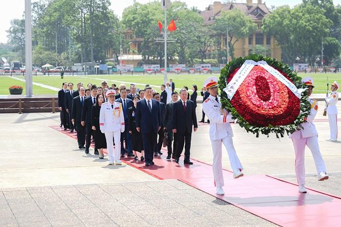 習(xí)近平瞻仰胡志明陵并敬獻(xiàn)花圈