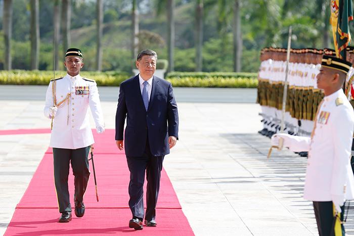 習(xí)近平出席馬來(lái)西亞最高元首易卜拉欣舉行的歡迎儀式