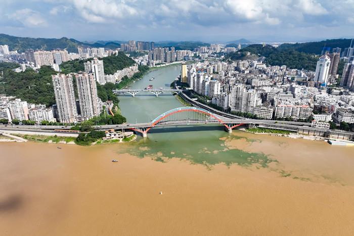 廣西梧州：洪峰過后現(xiàn)“鴛鴦江”景象