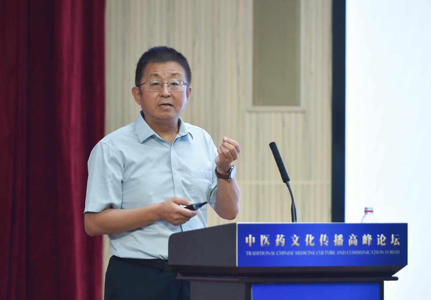 中國(guó)中醫(yī)科學(xué)院原院長(zhǎng)、首席研究員、中國(guó)非物質(zhì)文化遺產(chǎn)保護(hù)協(xié)會(huì)副會(huì)長(zhǎng)兼中醫(yī)藥委員會(huì)會(huì)長(zhǎng)曹洪欣發(fā)表主旨演講。