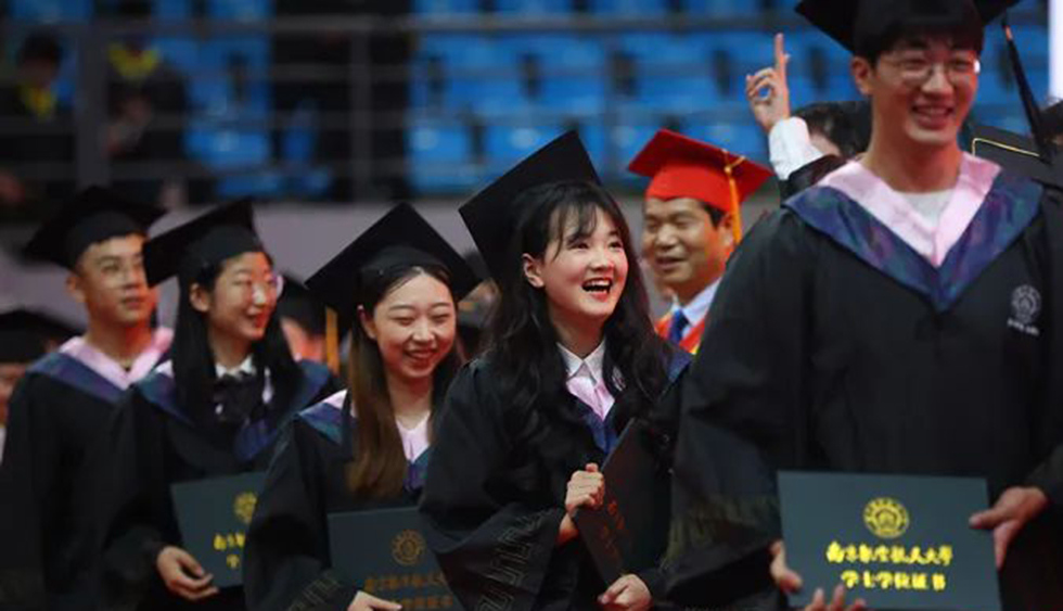 不想生不敢老？中國尋解“成長中的煩惱”