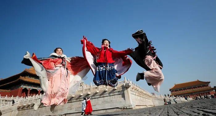 國潮俘獲“Z世代”，中國人審美旨趣向內(nèi)看