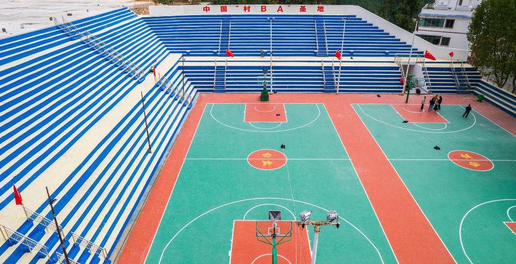 探訪“天下苗族第一縣”：“村BA”爆火背后是民族的交往交流交融<p>貴州省黔東南苗族侗族自治州臺江縣民族村寨臺盤村，對于籃球的熱愛是刻在骨子里的。見到村里高齡籃球愛好者陸大江時，他正打算前往“村BA”網紅籃球場了解改擴建后的最新進展，“我家里還有球衣和籃球，新球場弄好后要約上老伙計們去一展風采?！?p>