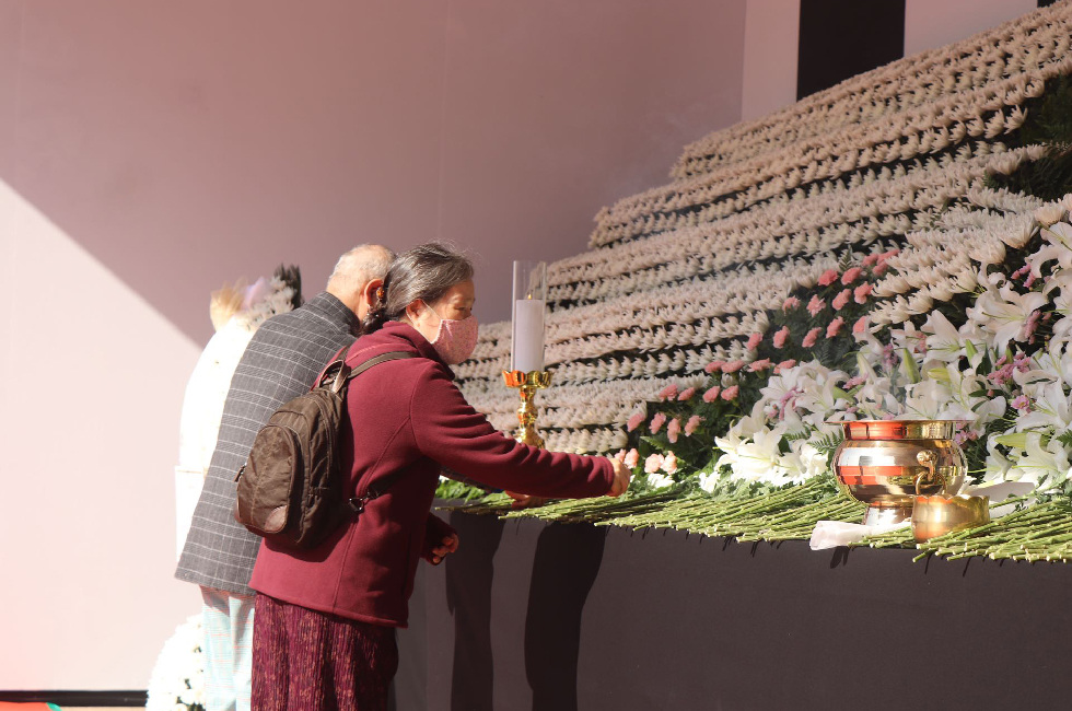 韓國民眾在首爾廣場(chǎng)悼念踩踏事故遇難者