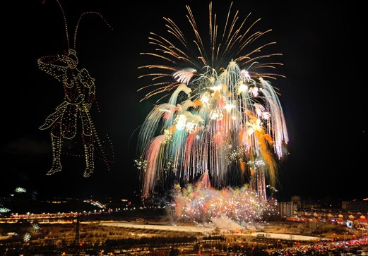 當(dāng)無人機遇上煙花 阿拉善夜空開啟“夢幻魔法”