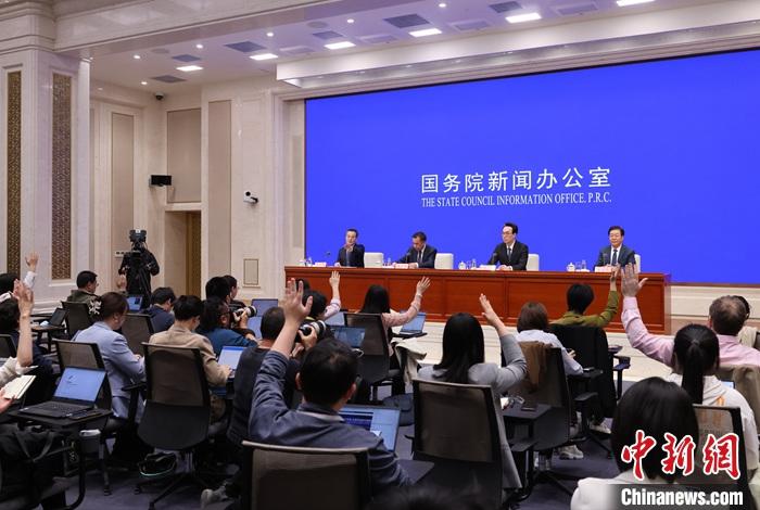 4月17日，中國國務(wù)院新聞辦公室在北京舉行新聞發(fā)布會，國家發(fā)展改革委副主任劉蘇社，副秘書長、國民經(jīng)濟綜合司司長袁達(dá)，政策研究室主任金賢東解讀宏觀經(jīng)濟形勢和政策，并答記者問。 <a target='_blank' href='/'>中新社</a>記者 楊可佳 攝