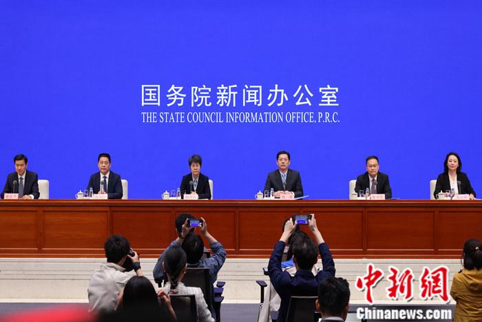 4月19日，中國國務(wù)院新聞辦公室在北京舉行新聞發(fā)布會，商務(wù)部副部長郭婷婷、商務(wù)部綜合司司長楊濤、市場運行和消費促進司司長徐興鋒、對外貿(mào)易司司長李興乾、外國投資管理司負責人吉小楓介紹2024年一季度商務(wù)運行及工作情況，并答記者問。 <a target='_blank' href='/'>中新社</a>記者 楊可佳 攝 