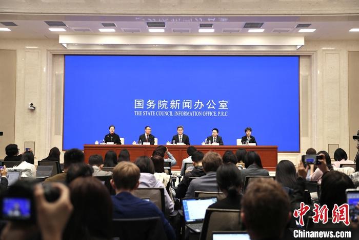 10月12日，中國國務(wù)院新聞辦公室在北京舉行新聞發(fā)布會，財(cái)政部部長藍(lán)佛安、財(cái)政部副部長廖岷、財(cái)政部副部長王東偉、財(cái)政部副部長郭婷婷介紹“加大財(cái)政政策逆周期調(diào)節(jié)力度、推動經(jīng)濟(jì)高質(zhì)量發(fā)展”有關(guān)情況，并答記者問。 <a target='_blank' href='/'>中新社</a>記者 王紫儒 攝
