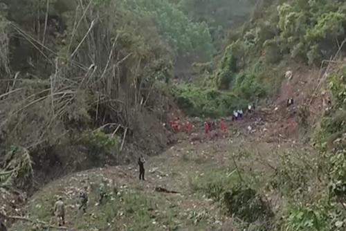現(xiàn)場救援組對東航客機(jī)墜毀地點(diǎn)進(jìn)行全面搜救