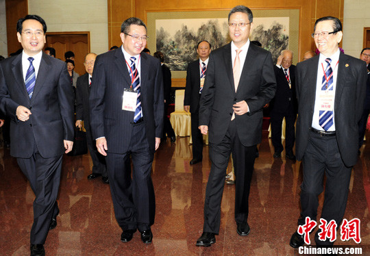 何亞非設(shè)“家宴”款待香港潮屬社團(tuán)總會(huì)訪問團(tuán)